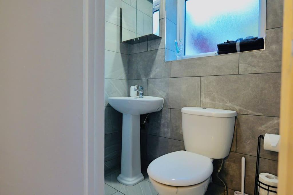 Two Bedroom Flat Near Transport & Shops London Exterior photo