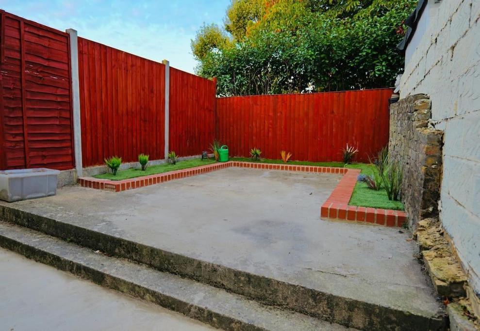 Two Bedroom Flat Near Transport & Shops London Exterior photo