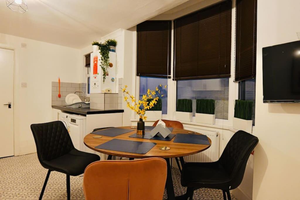 Two Bedroom Flat Near Transport & Shops London Exterior photo